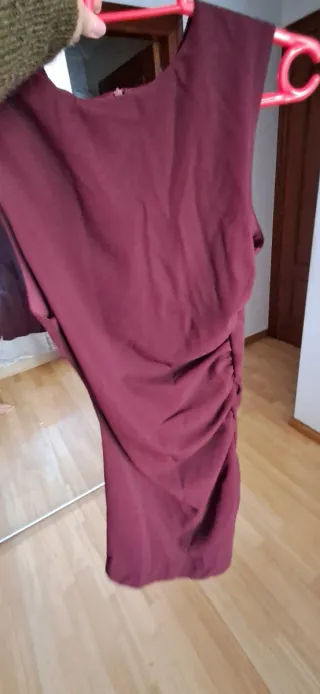 Vestido rojo vino con fruncido lateral