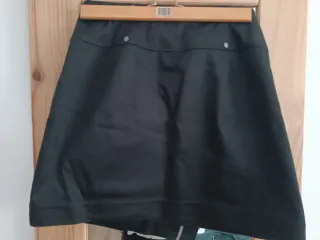 Falda negra con bolsillos