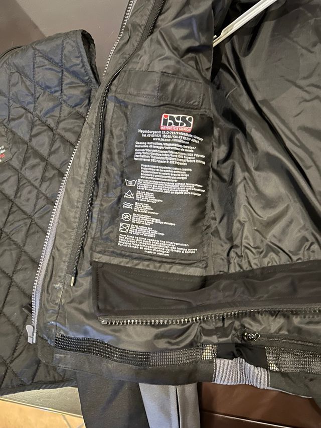 Chaqueta moto mujer negra y gris