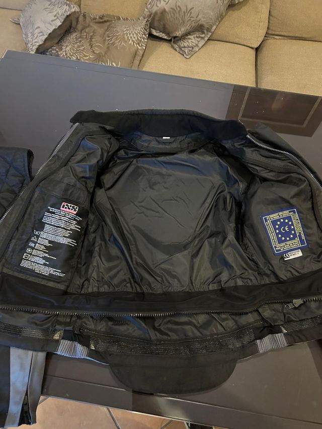 Chaqueta moto mujer negra y gris