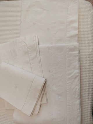 Lenzuola matrimoniali in lino ricamato a mano