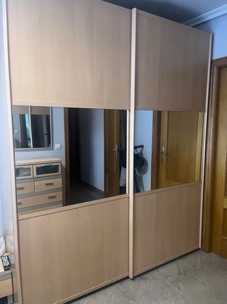 Armario puertas correderas madera y cristal