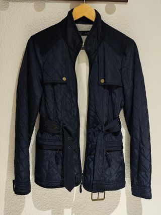 Chaqueta acolchada Zara azul marino con cinturón