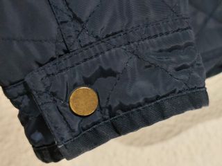 Chaqueta acolchada Zara azul marino con cinturón