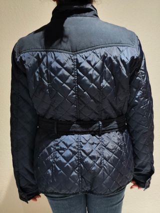 Chaqueta acolchada Zara azul marino con cinturón