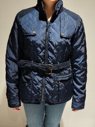 Chaqueta acolchada Zara azul marino con cinturón