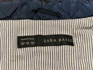 Chaqueta acolchada Zara azul marino con cinturón