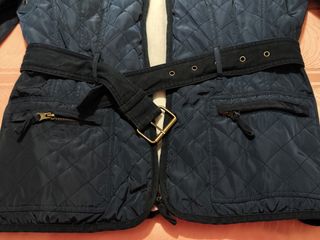 Chaqueta acolchada Zara azul marino con cinturón