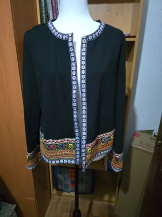 Chaqueta fina bordada