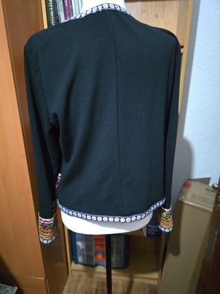 Chaqueta fina bordada