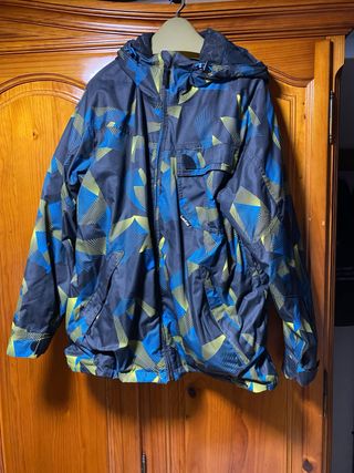 Abrigo Wedze negro con detalles en azul y amarillo