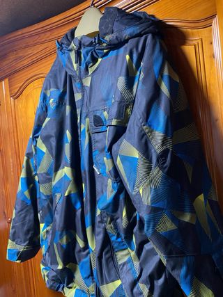 Abrigo Wedze negro con detalles en azul y amarillo
