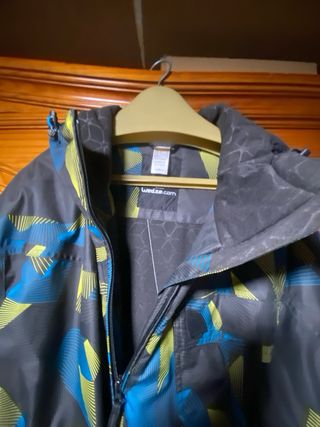 Abrigo Wedze negro con detalles en azul y amarillo