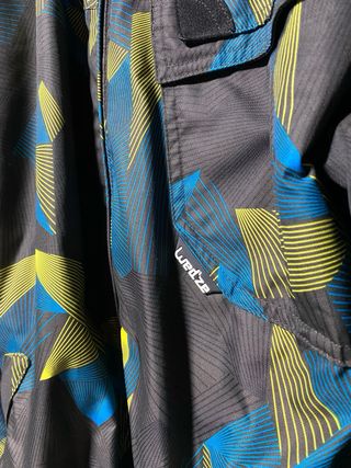 Abrigo Wedze negro con detalles en azul y amarillo