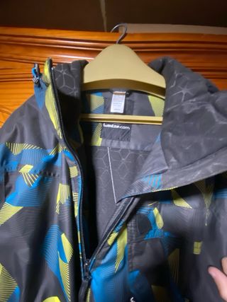 Abrigo Wedze negro con detalles en azul y amarillo