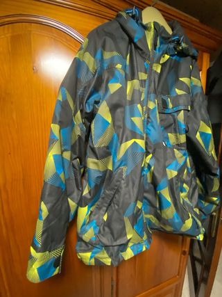 Abrigo Wedze negro con detalles en azul y amarillo