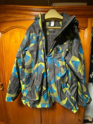 Abrigo Wedze negro con detalles en azul y amarillo