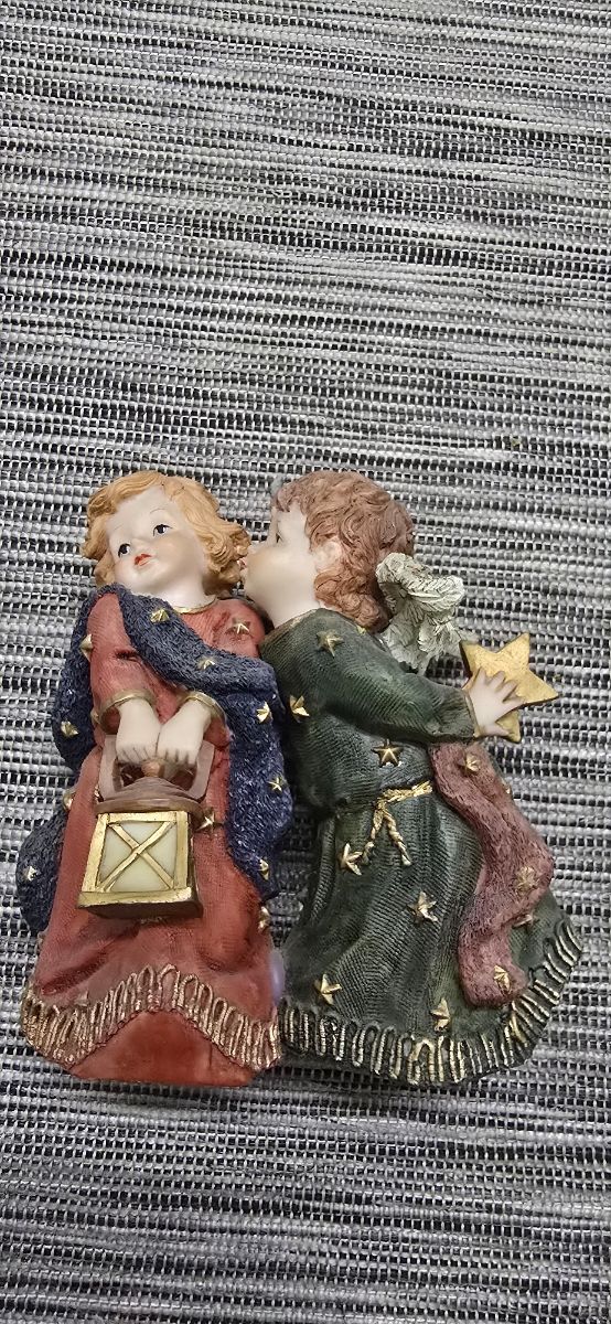 Figuras de ángeles con farol y estrella