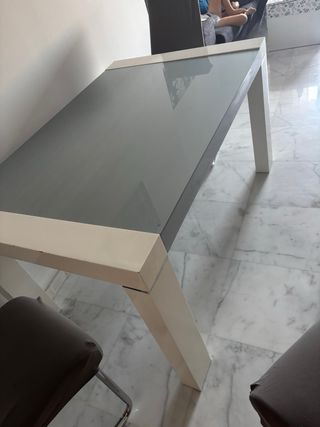 Mesa de comedor moderna gris y blanca

extensible