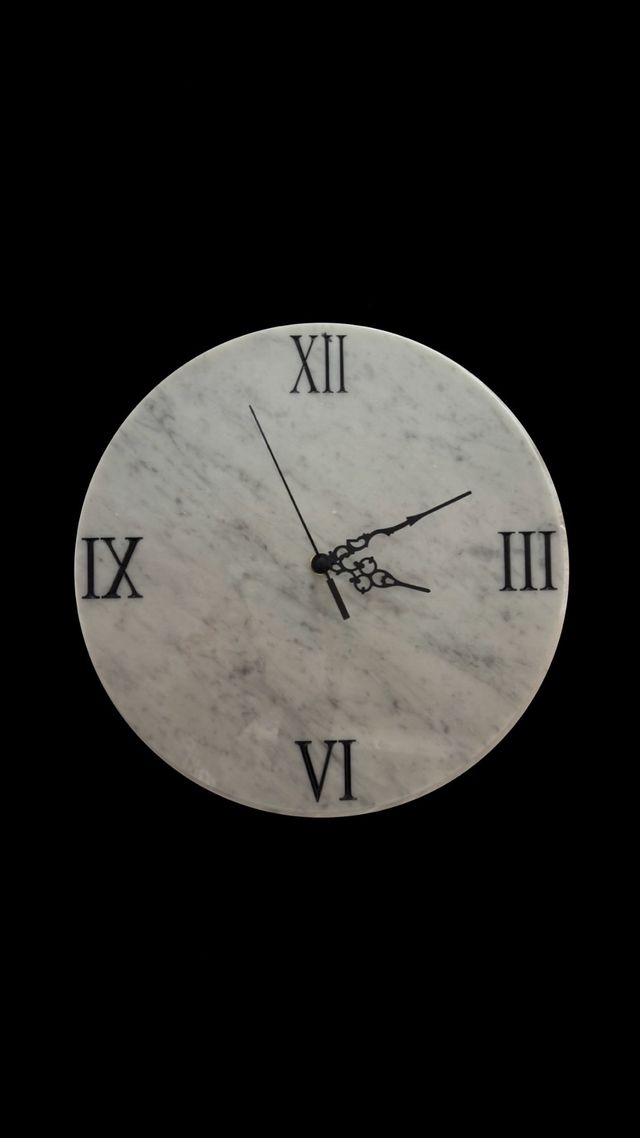 Orologio da parete in marmo con numeri romani