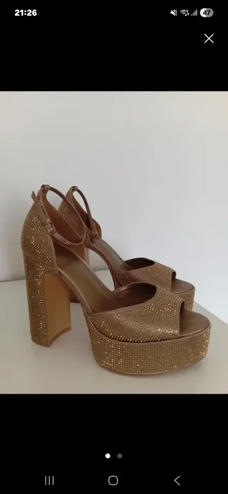Zapatos de tacón dorados con pedrería