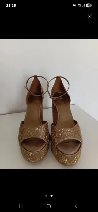 Zapatos de tacón dorados con pedrería