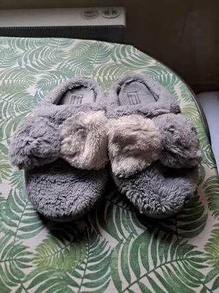 Zapatillas de estar por casa grises y beige