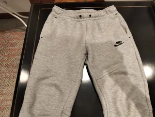 Pantalón Nike Tech Gris Talla L niño 
147-158