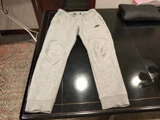 Pantalón Nike Tech Gris Talla L niño 
147-158