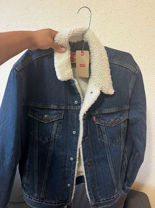 Chaqueta Levi's azul con forro sherpa

