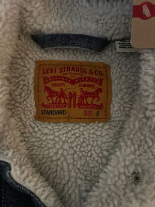 Chaqueta Levi's azul con forro sherpa
