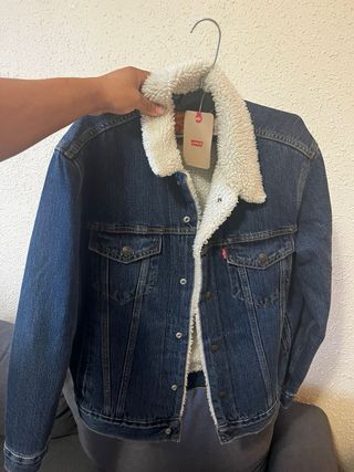 Chaqueta Levi's azul con forro sherpa
