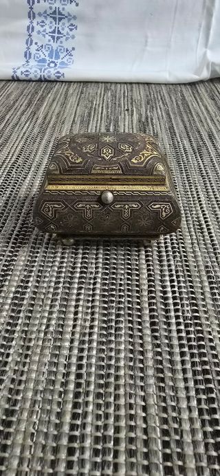 Mini joyero antiguo con detalles dorados
