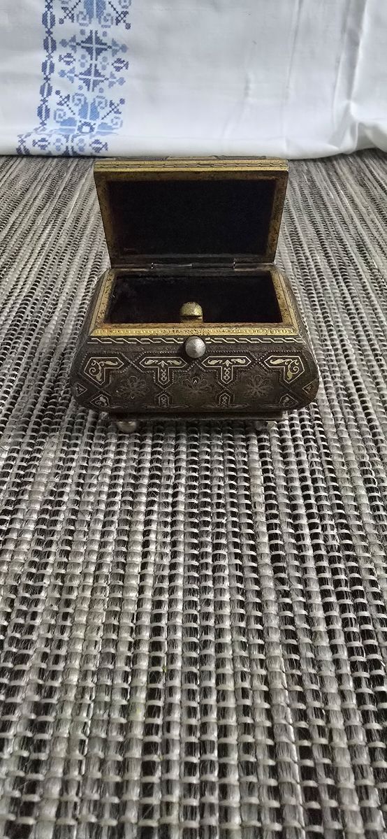 Mini joyero antiguo con detalles dorados