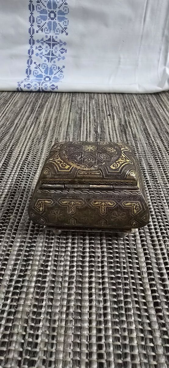 Mini joyero antiguo con detalles dorados