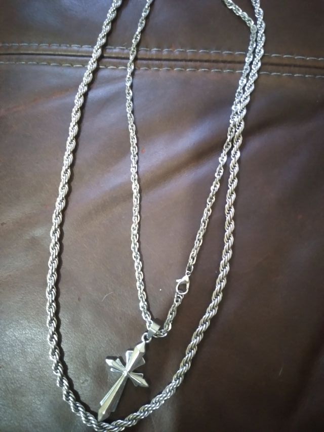 Collar de Acero con Colgante Cruz