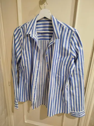 Camisa de rayas azul y blanca