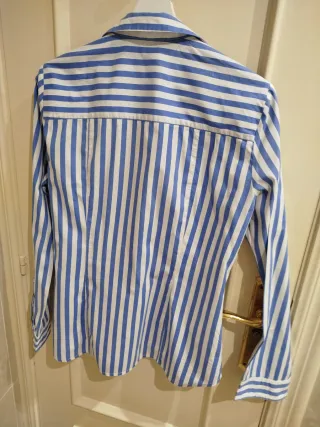 Camisa de rayas azul y blanca
