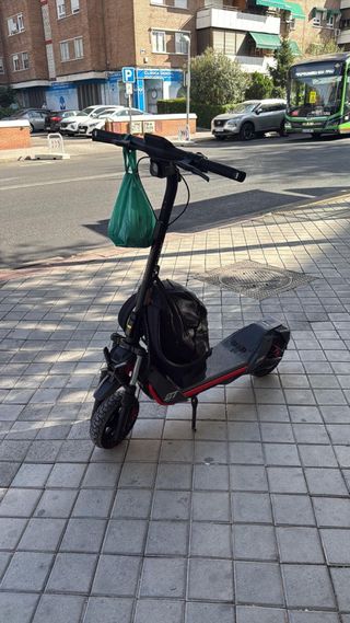 Patinete Eléctrico Negro y Rojo