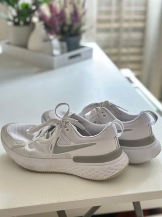 Zapatillas Nike React Blancas y Grises