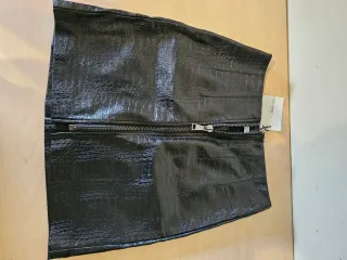 Falda Stradivarius efecto piel cremallera frontal