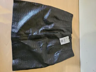 Falda Stradivarius efecto piel cremallera frontal