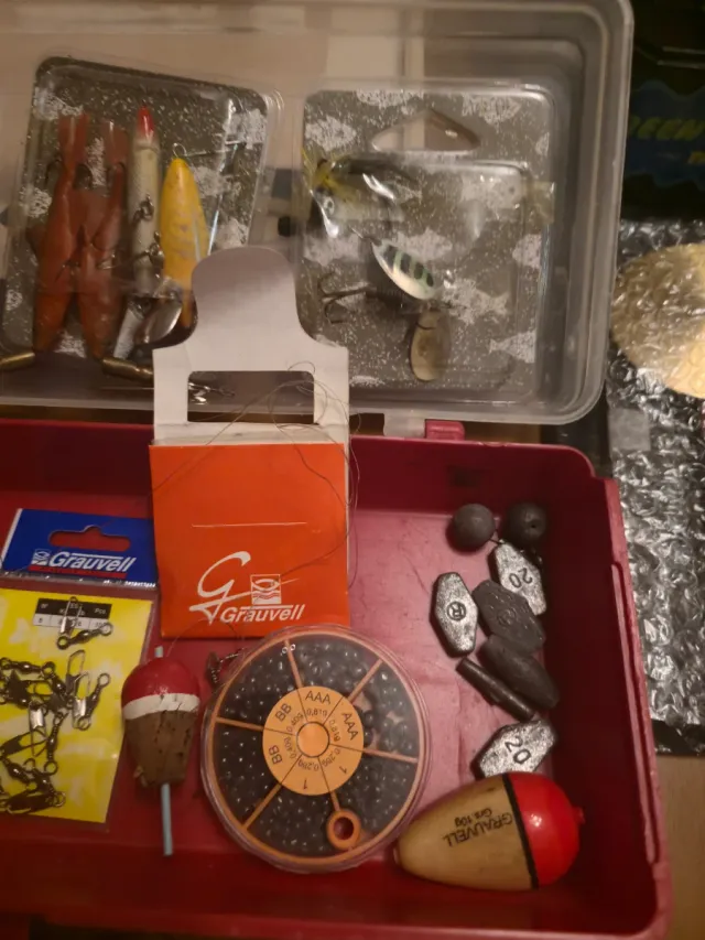 Caja de pesca con señuelos y anzuelos