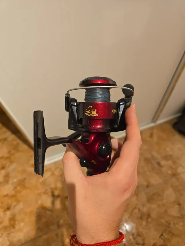 Caja de pesca con señuelos y anzuelos