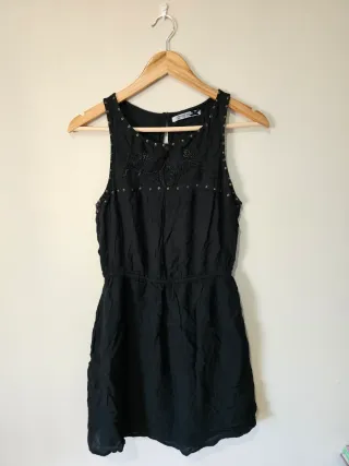 Vestido negro con tachuelas