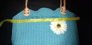 Bolso azul tejido con flor blanca