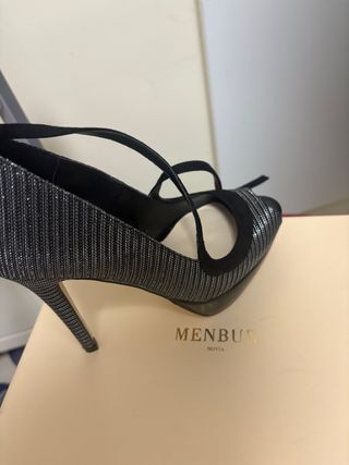 Zapatos de tacón Menbur negros y plateados
