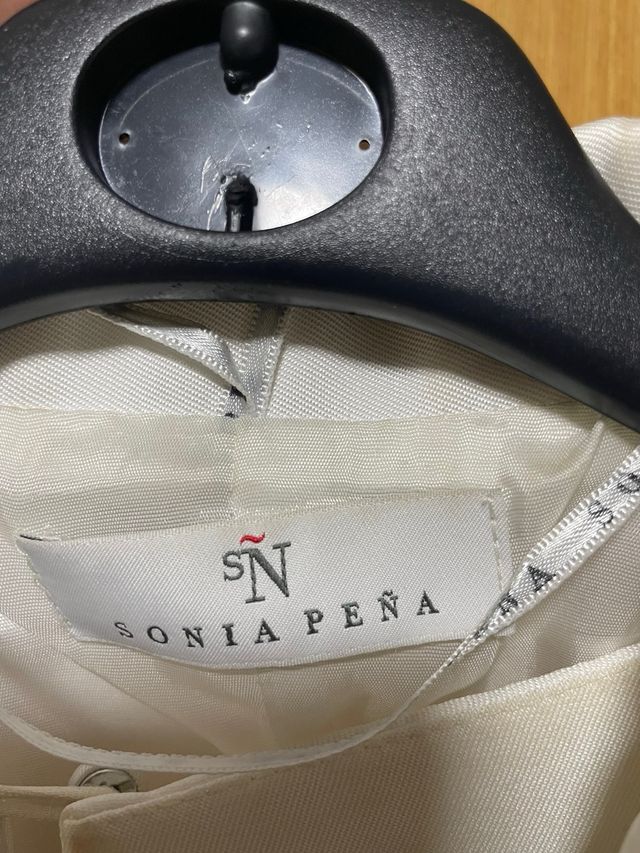 Traje Sonia Peña invitada boda beige