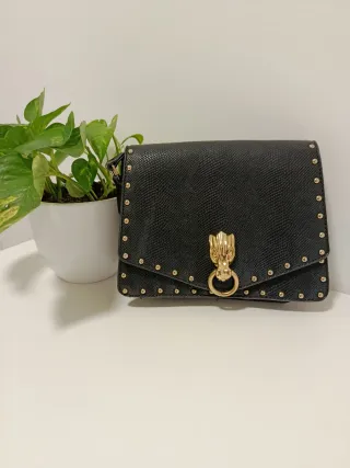 Borsa nera con tracolla e dettagli oro