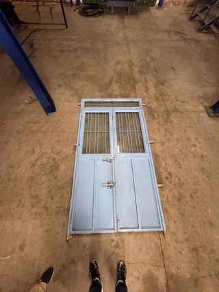 Puerta de Hierro con Ventanas